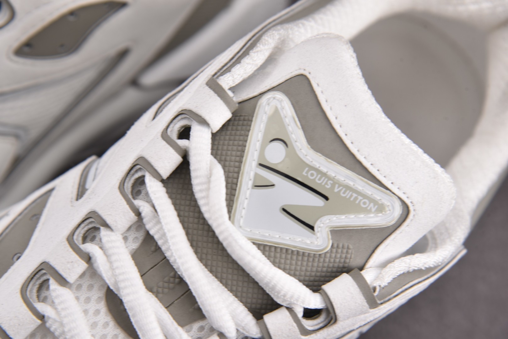 LV 尺码40-46

纯原版出品-LOUIS VUITTON Runner Tatic Grey Wh