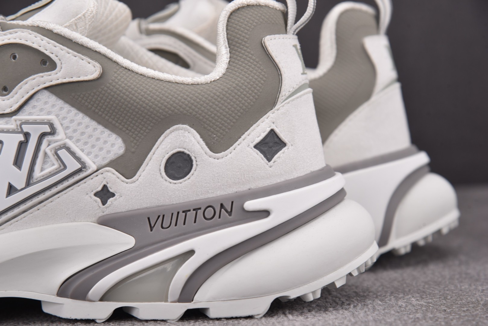 LV 尺码40-46

纯原版出品-LOUIS VUITTON Runner Tatic Grey Wh