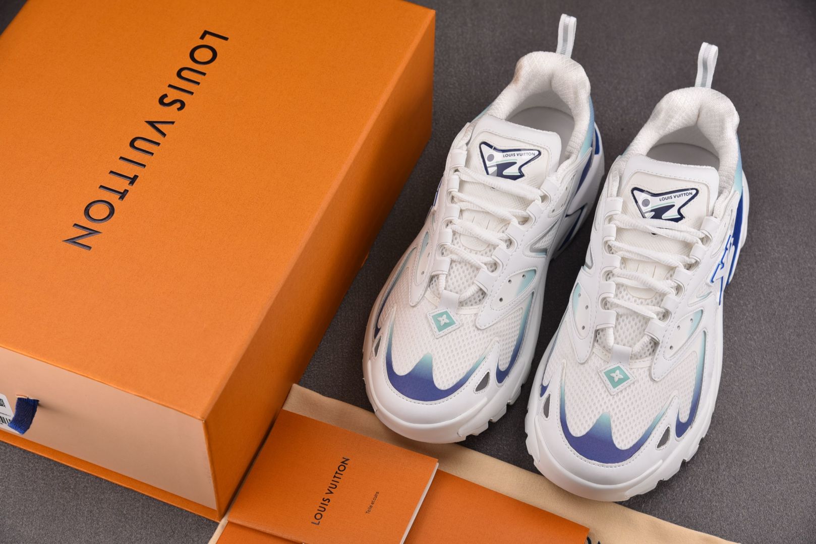 LV 尺码40-46

纯原版出品-LOUIS VUITTON Runner Tatic White B