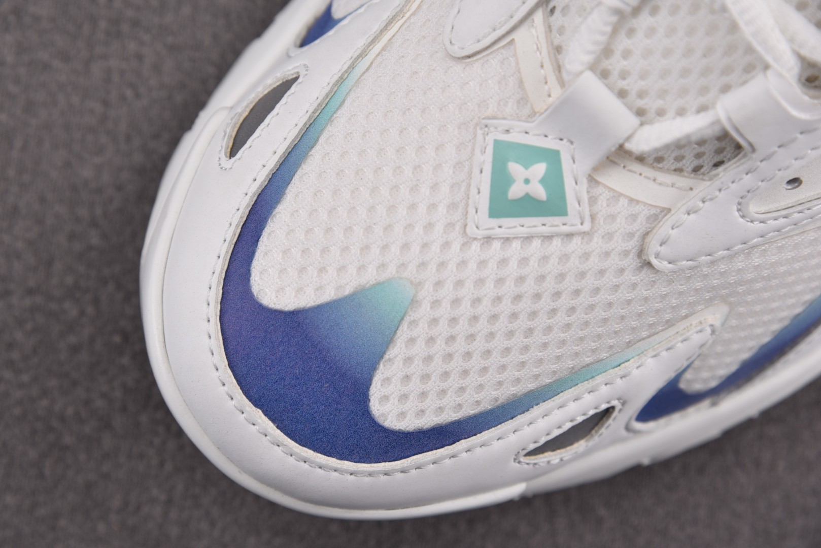 LV 尺码40-46

纯原版出品-LOUIS VUITTON Runner Tatic White B