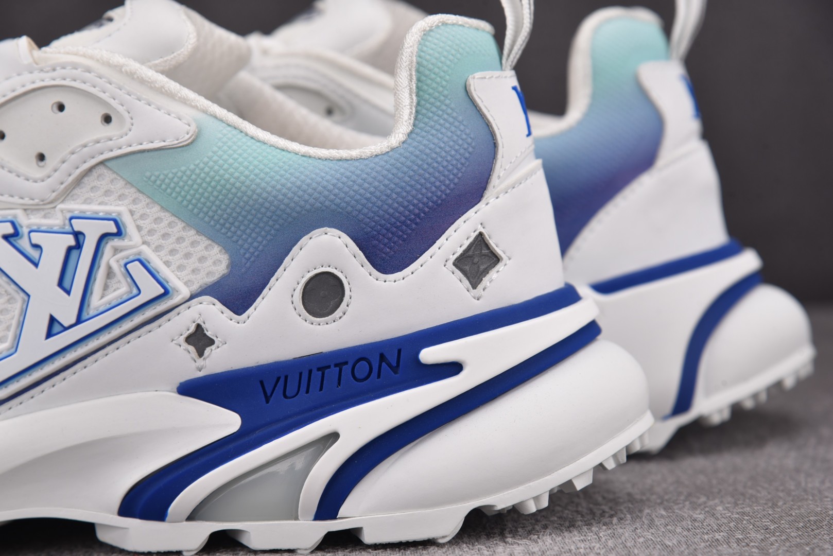 LV 尺码40-46

纯原版出品-LOUIS VUITTON Runner Tatic White B