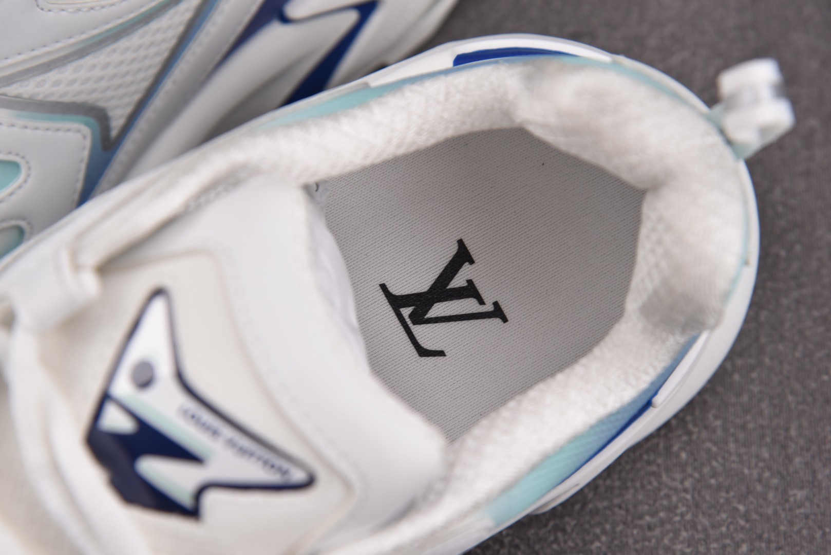 LV 尺码40-46

纯原版出品-LOUIS VUITTON Runner Tatic White B