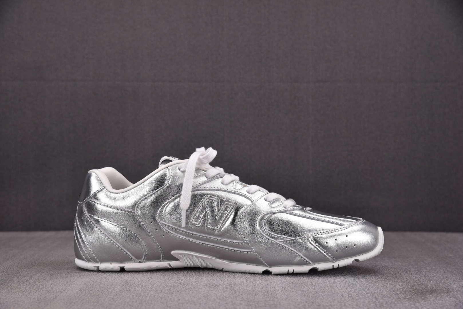 NB530 尺码36-45

纯原版出品-New Balance x MIU MIU NB530 全银色