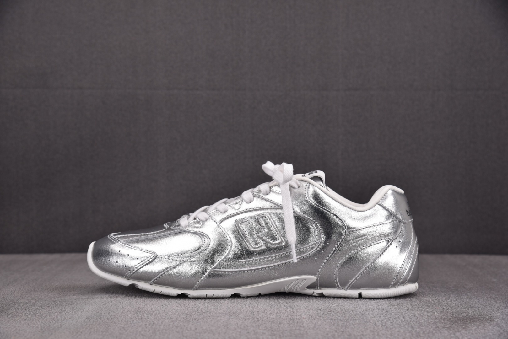 NB530 尺码36-45

纯原版出品-New Balance x MIU MIU NB530 全银色
