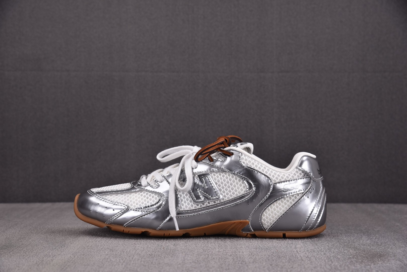 NB530 尺码36-45

纯原版出品-New Balance x MIU MIU NB530 银色 