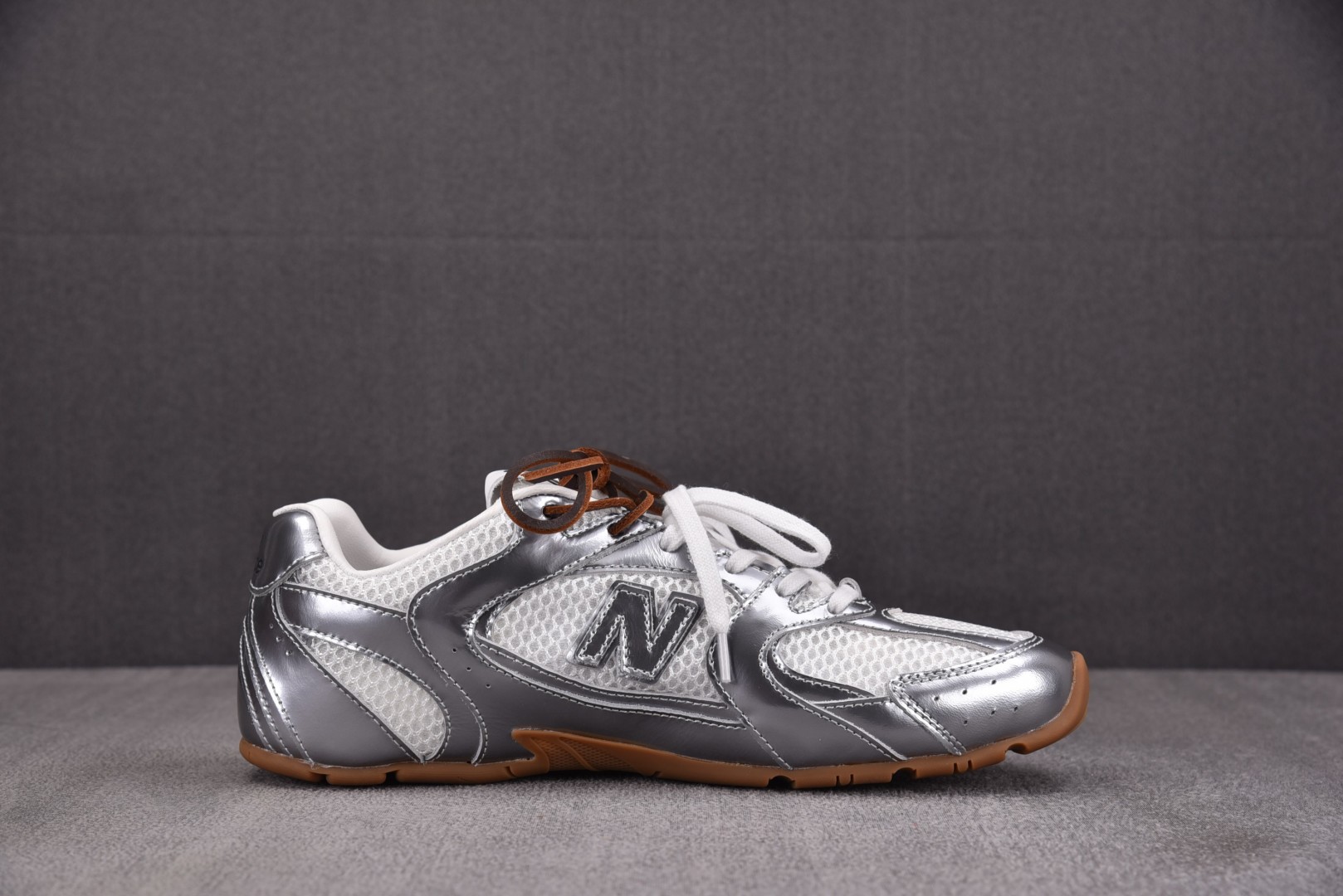 NB530 尺码36-45

纯原版出品-New Balance x MIU MIU NB530 银色 