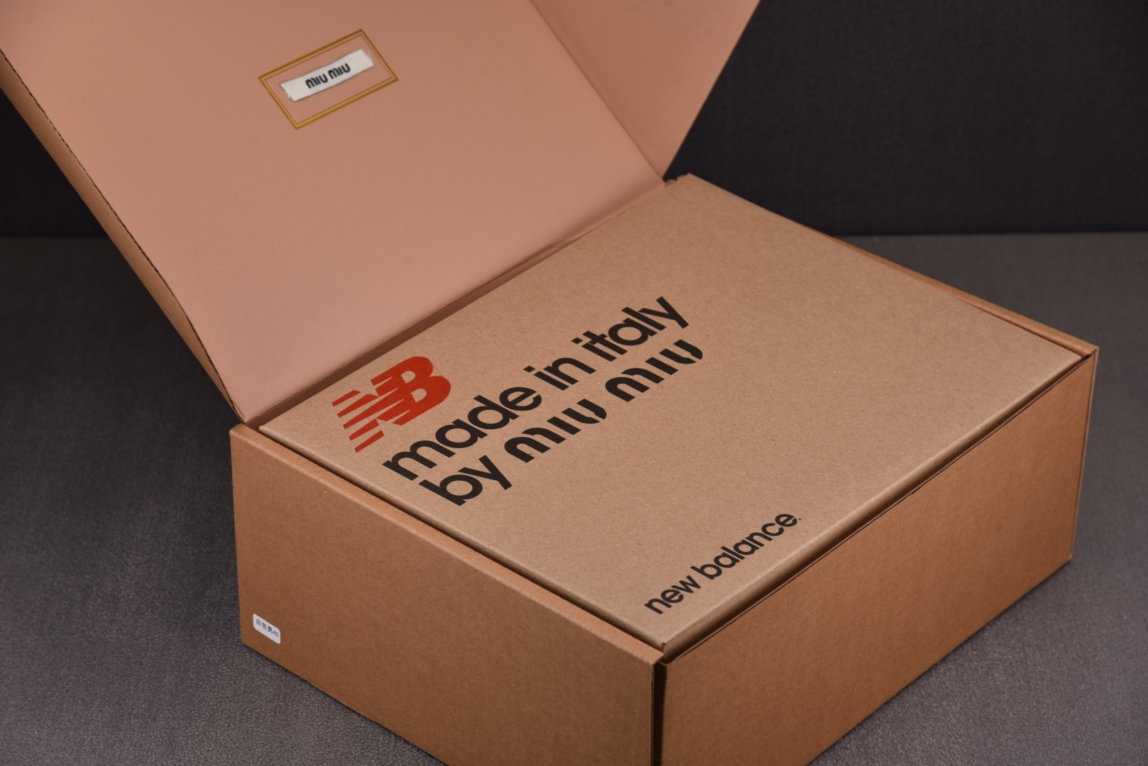 NB530 尺码36-45

纯原版出品-New Balance x MIU MIU NB530 银色 