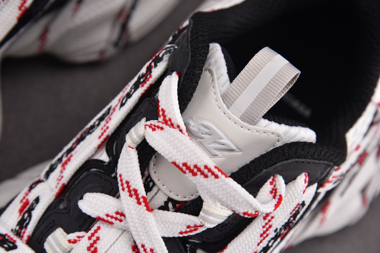 巴黎 尺码35-46

纯原版出品-Balenciaga 3XL绑带 黑白黑 YZ021-2
尺码35 