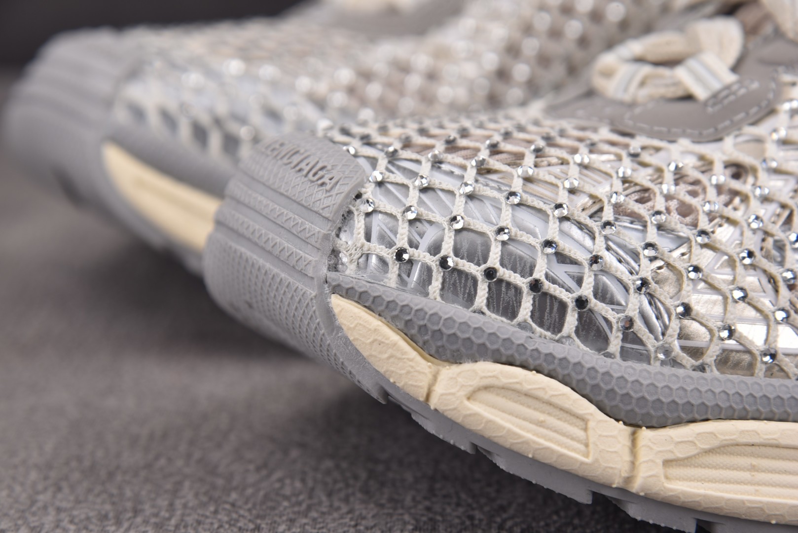 巴黎 尺码35-46

纯原版出品-Balenciage 3XL FISHNET 香槟金 网面钻石 YZ
