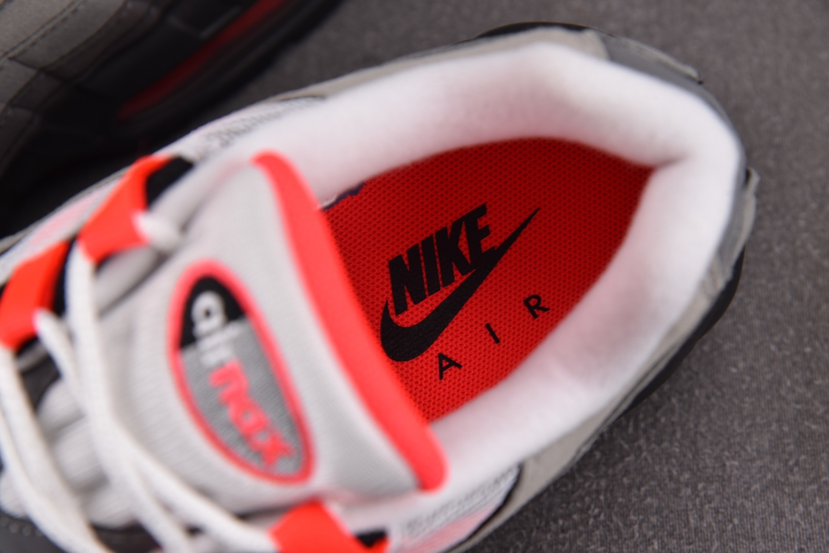 MAX95 尺码40-48.5

纯原出品-Air Max 95 OG Solar Red 灰红 AT2