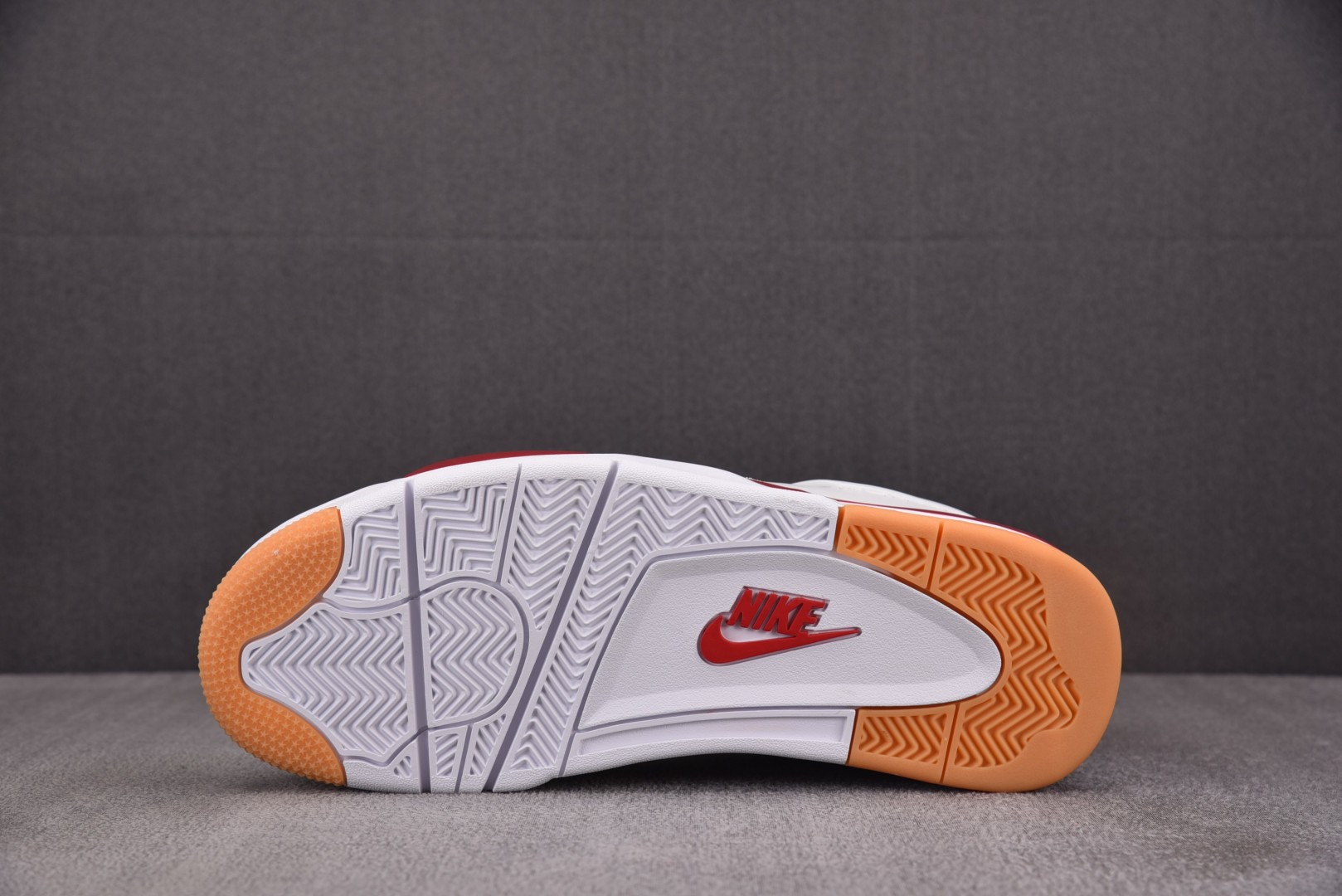 AJ4 尺码40-48.5

纯原版出品-Air Jordan 4 Retro SB Varsity R