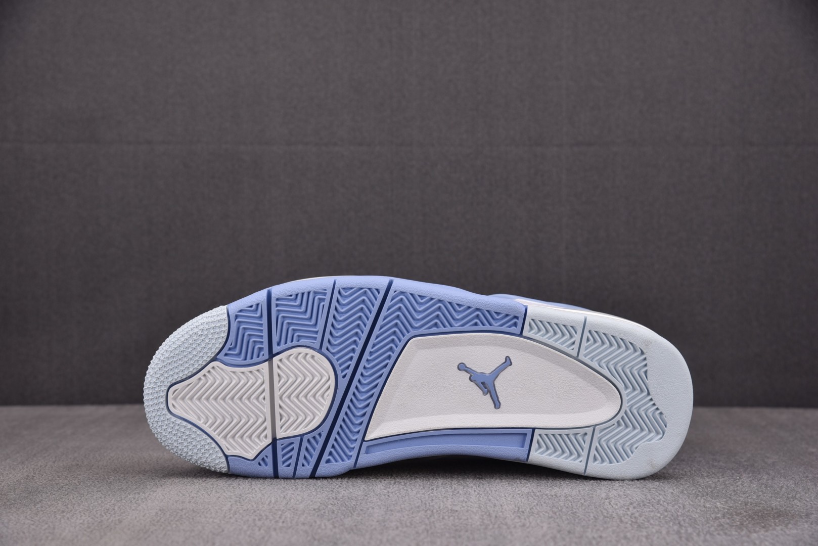 AJ4 尺码40-48.5

纯原版出品-WMNS Air Jordan 4 Retro Forget 