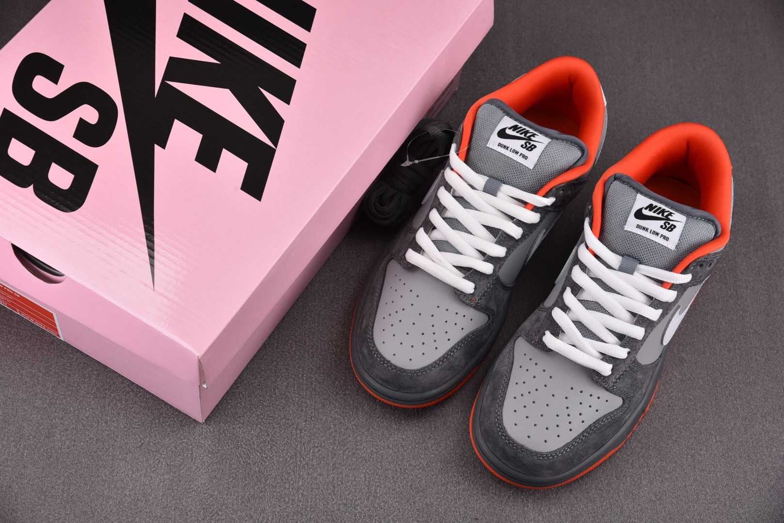 Dunk灰鸽子 尺码：36-47.5

纯原版出品-Dunk SB Low“Staple NYC Pig