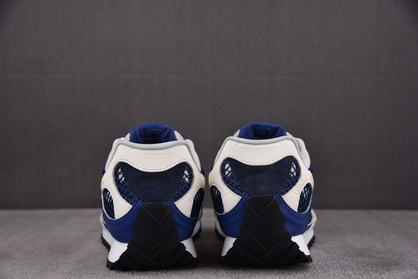 葆蝶家 尺码39-46

纯原版出品-Bottega Veneta Orbit Silver White