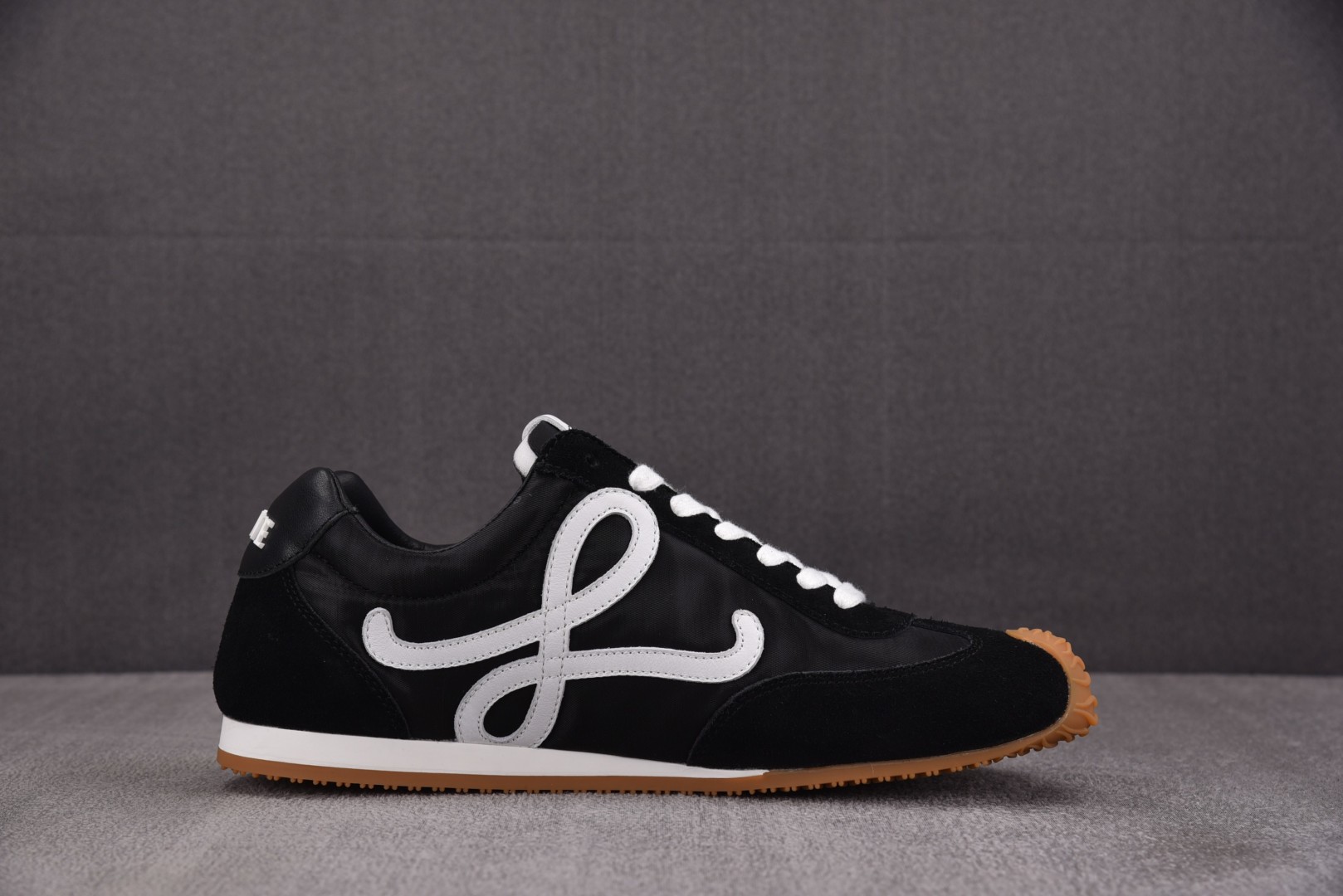 罗意威 尺码36-45

纯原版出品-LOEWE Ballet Runner 2.0 黑色 YZ004
