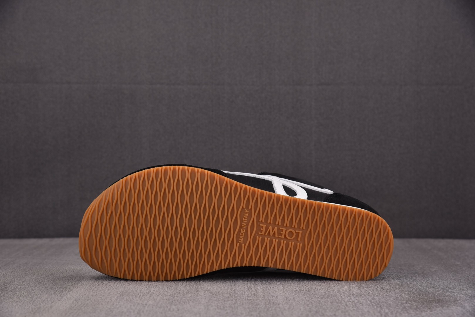 罗意威 尺码36-45

纯原版出品-LOEWE Ballet Runner 2.0 黑色 YZ004
