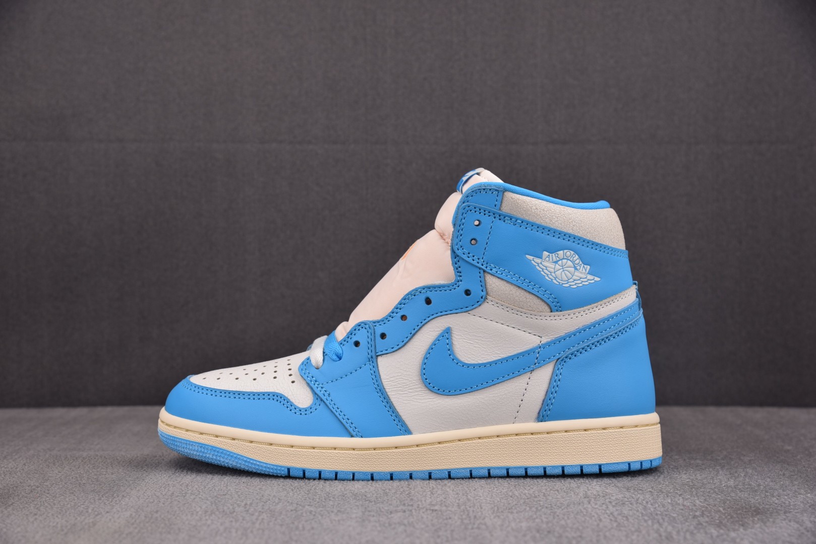 AJ1高帮 尺码36-47.5

纯原版出品-Air Jordan 1 Retro High OG UN