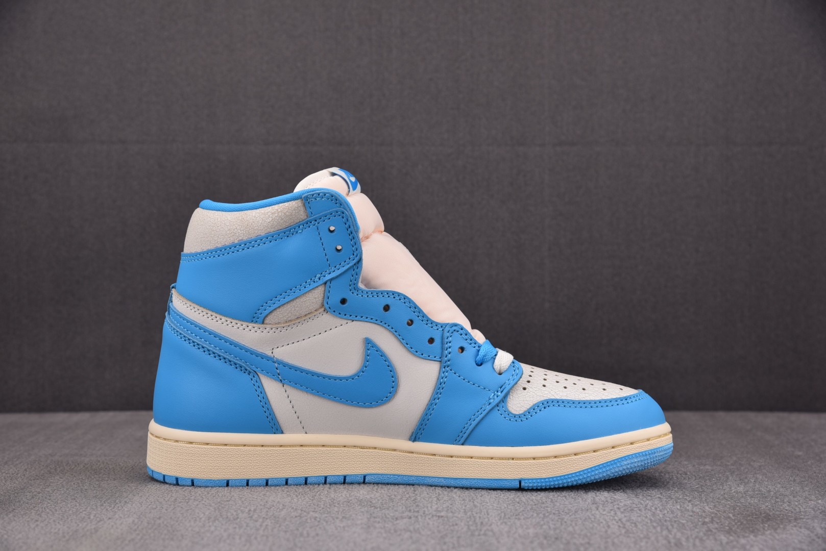 AJ1高帮 尺码36-47.5

纯原版出品-Air Jordan 1 Retro High OG UN