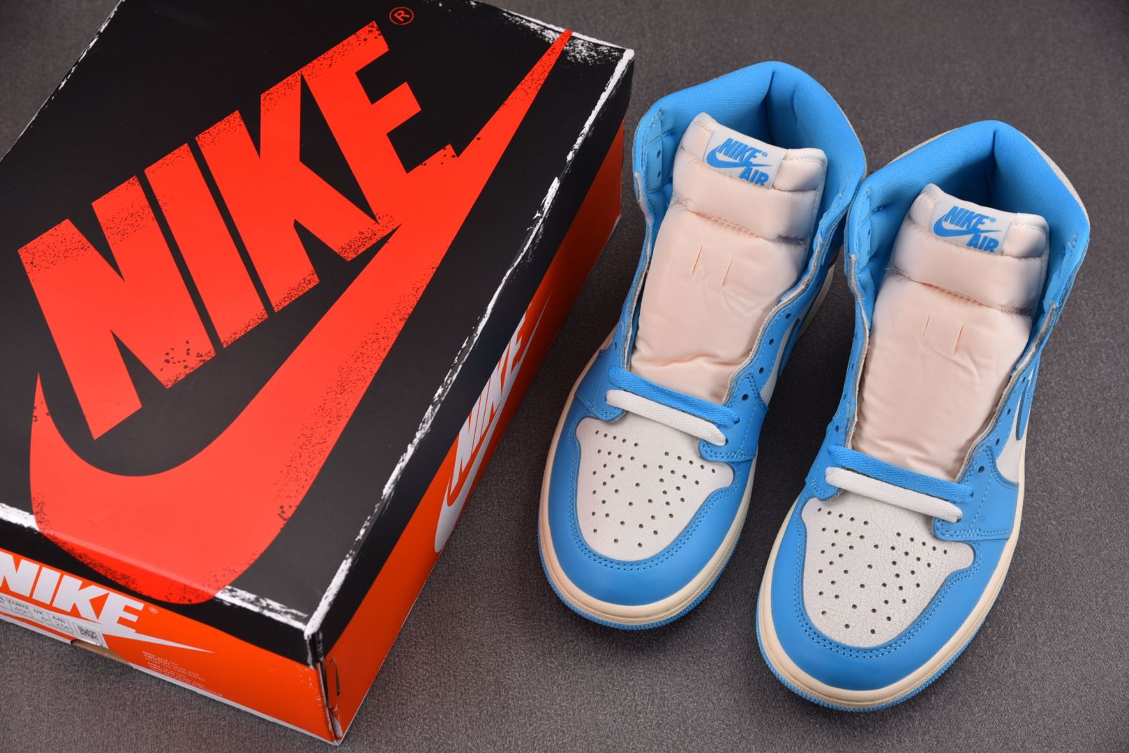 AJ1高帮 尺码36-47.5

纯原版出品-Air Jordan 1 Retro High OG UN