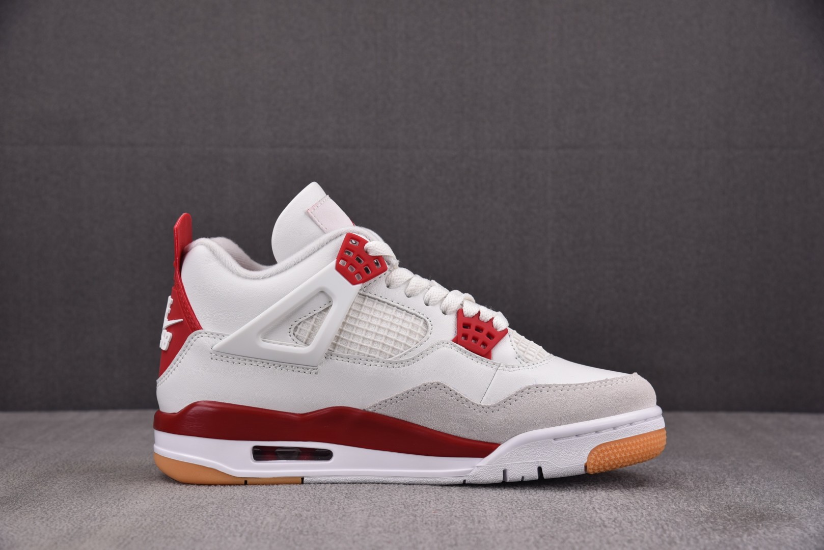 AJ4 尺码36-47.5

纯原版出品-SB Air Jordan 4 Varsity Red 大学红