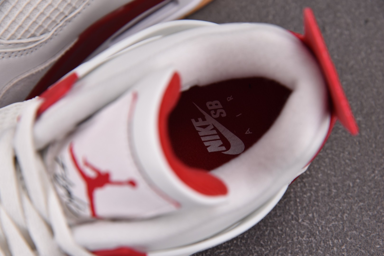 AJ4 尺码36-47.5

纯原版出品-SB Air Jordan 4 Varsity Red 大学红