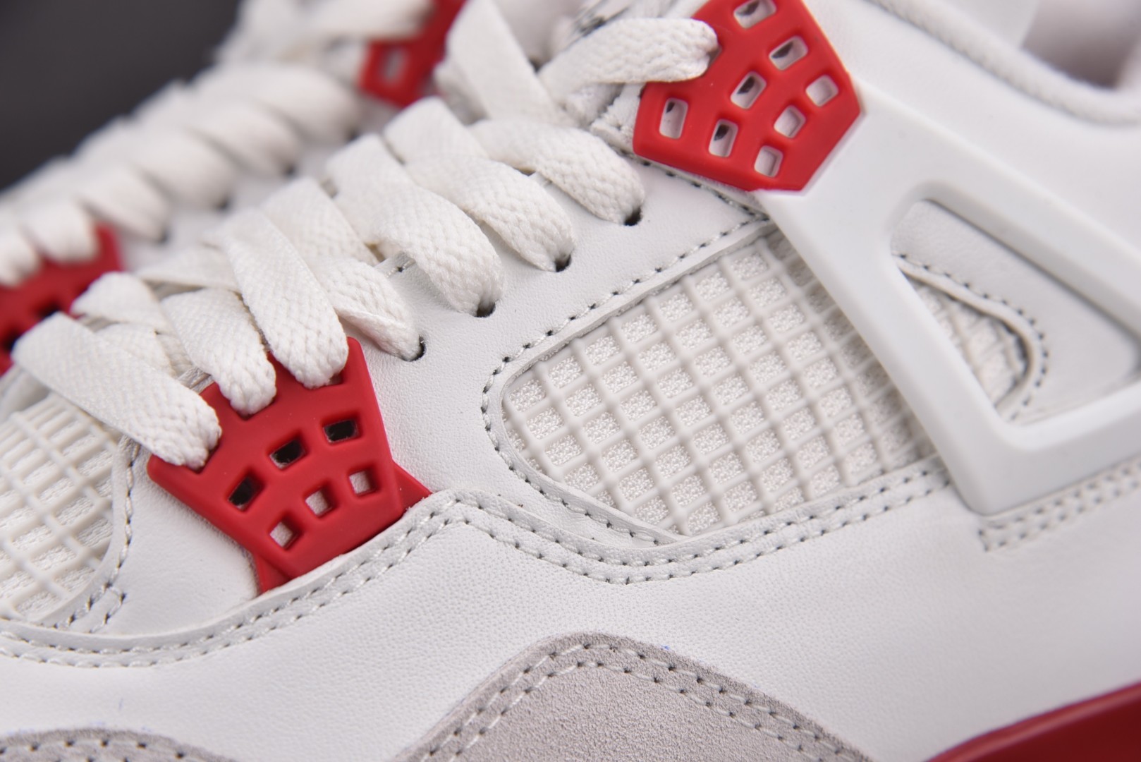 AJ4 尺码36-47.5

纯原版出品-SB Air Jordan 4 Varsity Red 大学红