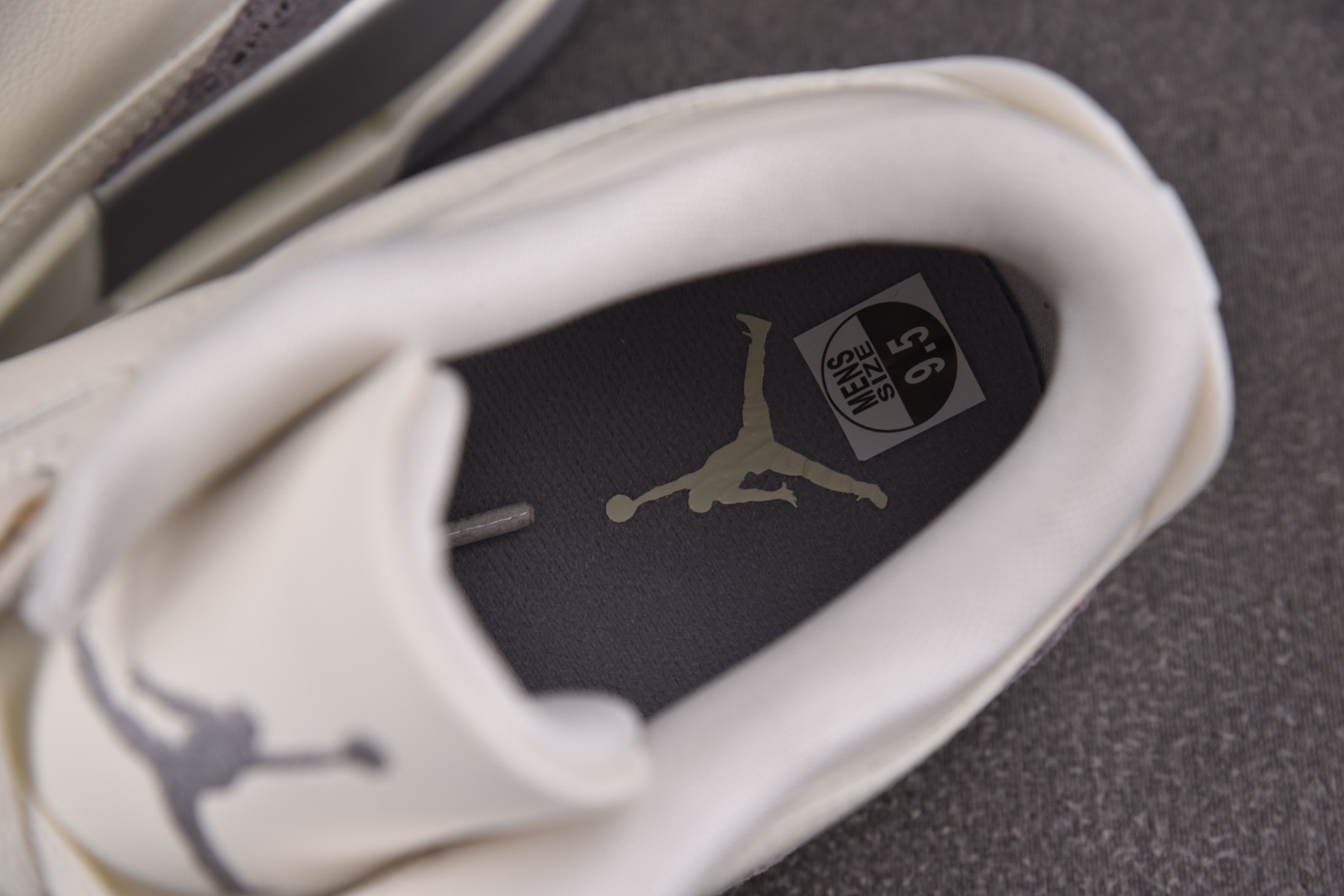 AJ3 尺码36-47.5

纯原版出品-WMNS Air Jordan 3 Retro Sail Ce