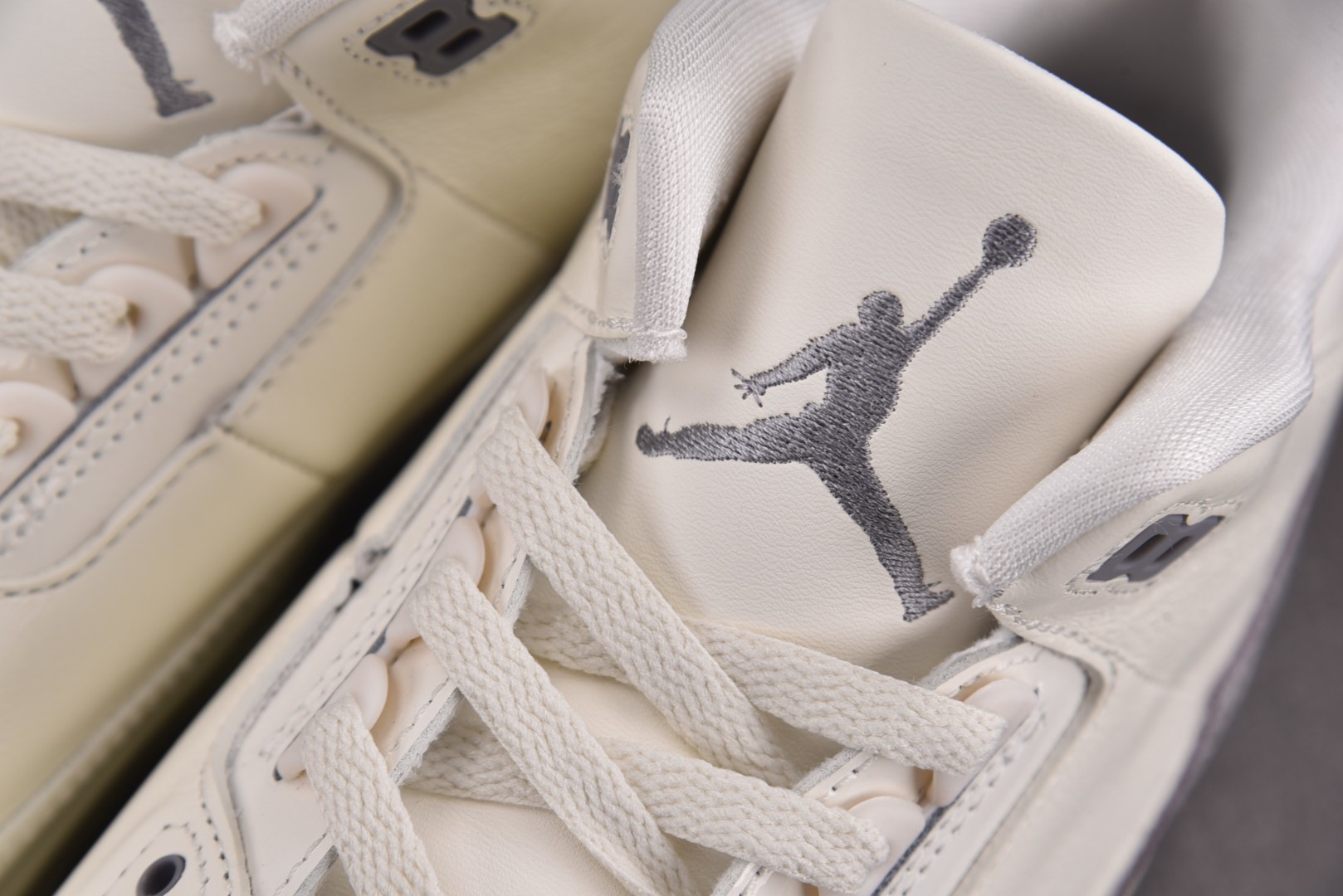 AJ3 尺码36-47.5

纯原版出品-WMNS Air Jordan 3 Retro Sail Ce