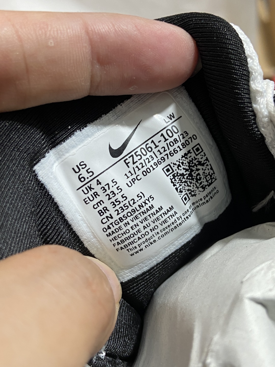 V2K 尺码35.5-46

纯原版出品-V2K Run 白灰黑 FZ5061-100 YZ007