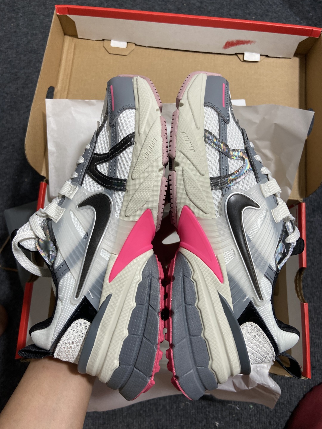 V2K 尺码35.5-46

纯原版出品-V2K Run 白灰黑 FZ5061-100 YZ007