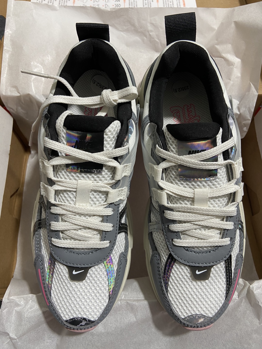 V2K 尺码35.5-46

纯原版出品-V2K Run 白灰黑 FZ5061-100 YZ007