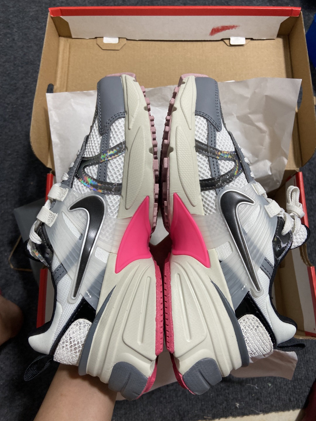 V2K 尺码35.5-46

纯原版出品-V2K Run 白灰黑 FZ5061-100 YZ007