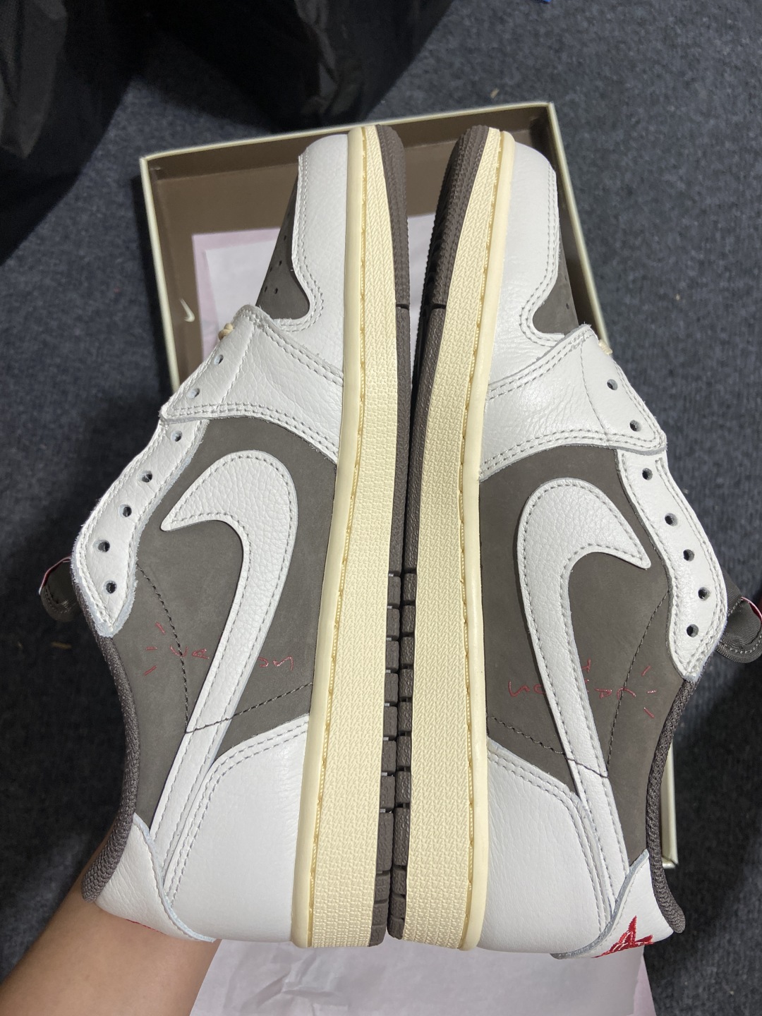 AJ1 Low 白棕倒钩 鞋码：36-47.5

纯原版出品-Travis Scott x Air Jo