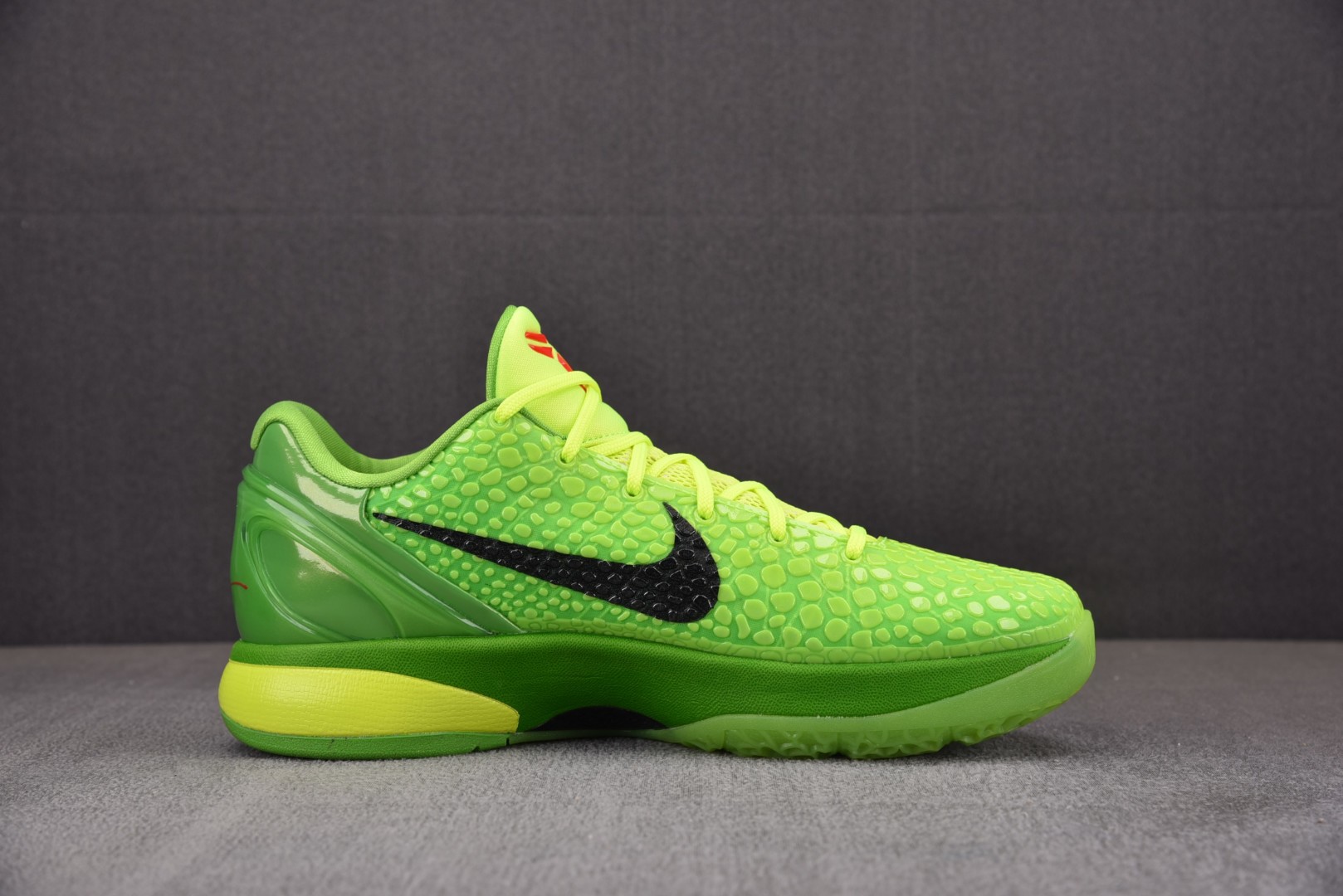 科比6 尺码40-50.5

纯原版出品-Zoom Kobe 6 ZK6 科比6 青蜂侠绿蛇圣诞 CW2