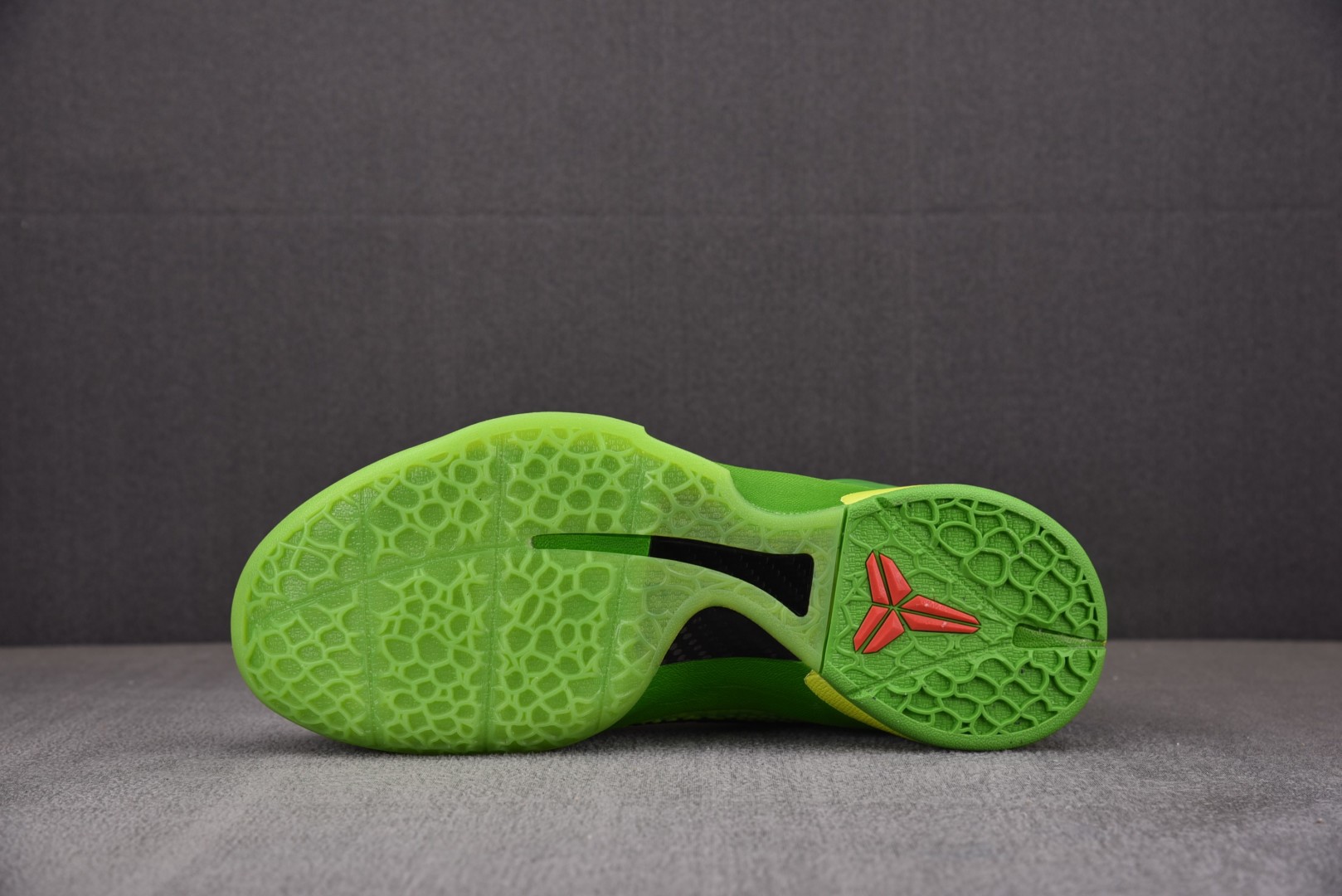 科比6 尺码40-50.5

纯原版出品-Zoom Kobe 6 ZK6 科比6 青蜂侠绿蛇圣诞 CW2