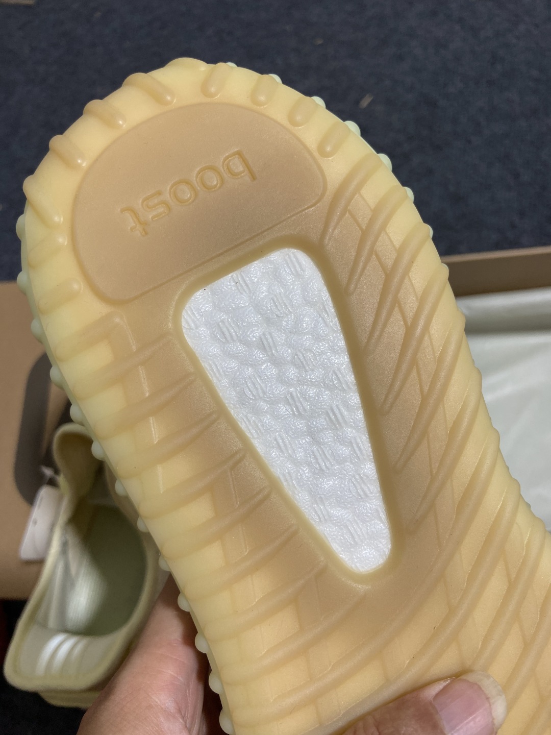 Yeezy黄油 尺码36-48

纯原版出品-Yeezy Boost 350 V2  Butter 黄油