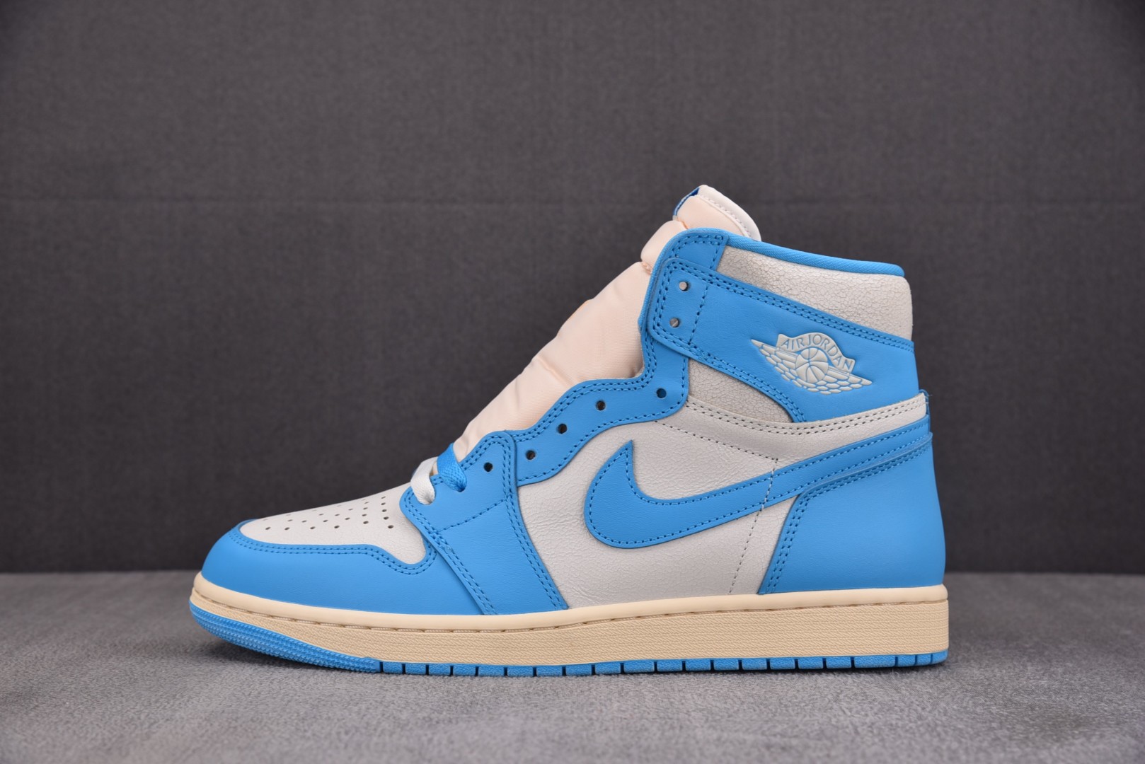 AJ1高帮 尺码40-47.5

纯原版出品-Air Jordan 1 Retro High OG UN