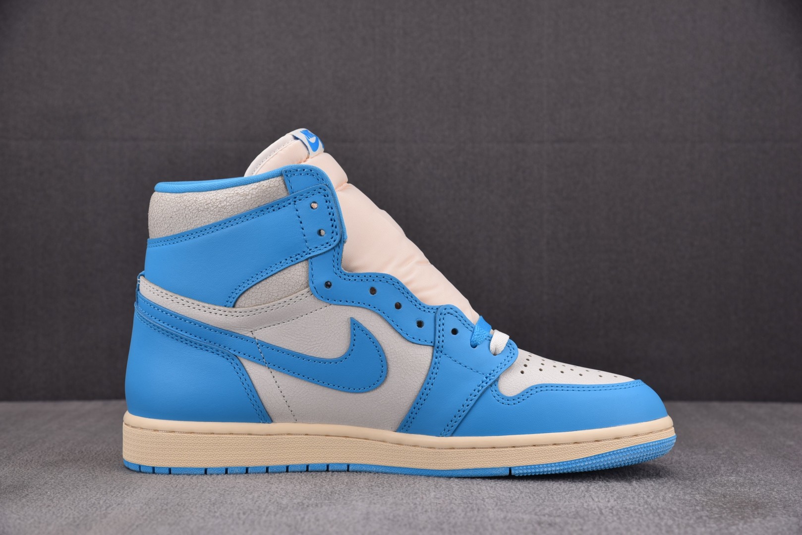 AJ1高帮 尺码40-47.5

纯原版出品-Air Jordan 1 Retro High OG UN