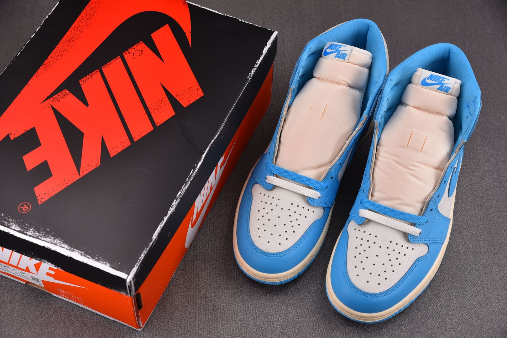 AJ1高帮 尺码40-47.5

纯原版出品-Air Jordan 1 Retro High OG UN