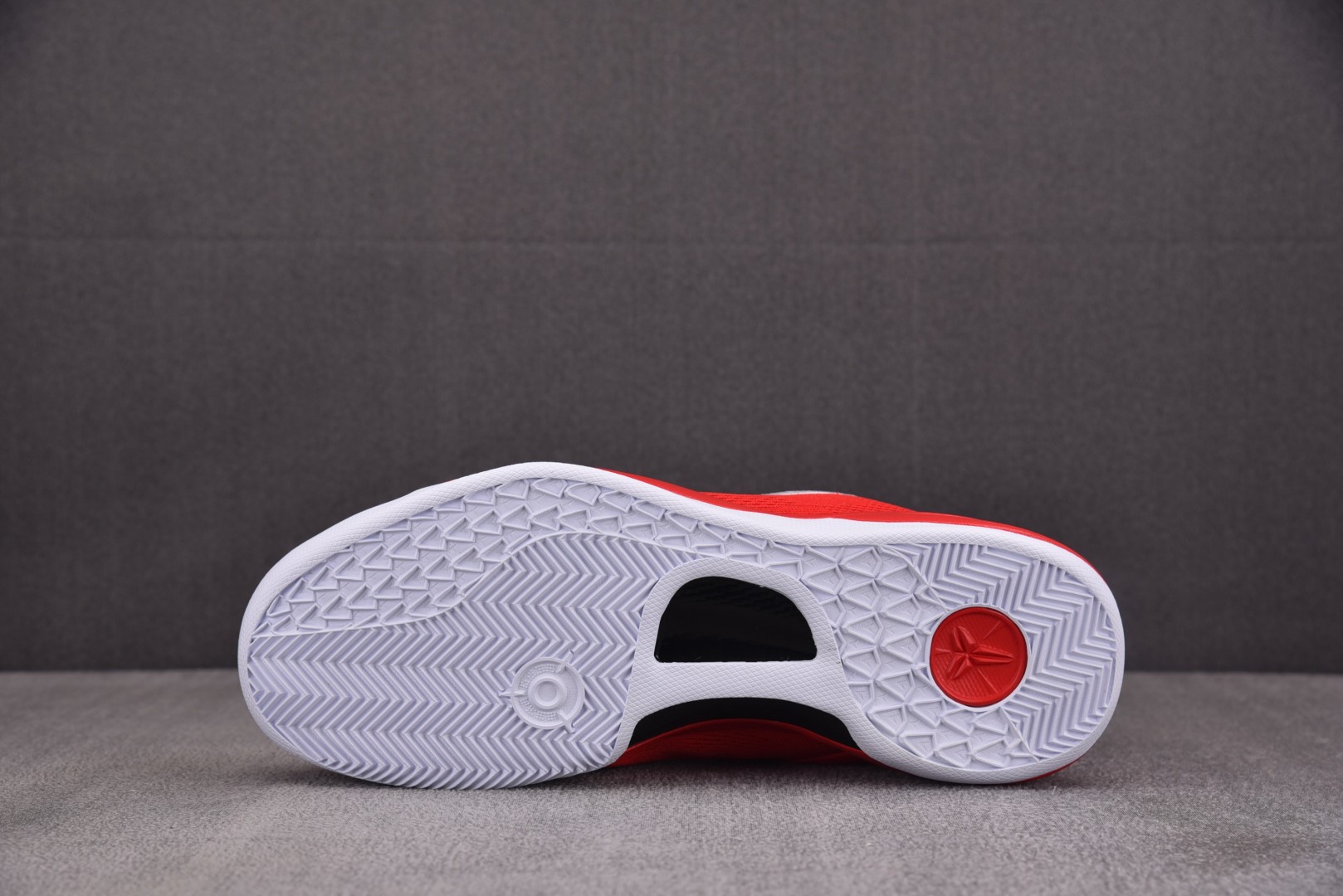 Kobe科比 尺码40-48.5

纯原版出品-NK Kobe 8 Protro University 