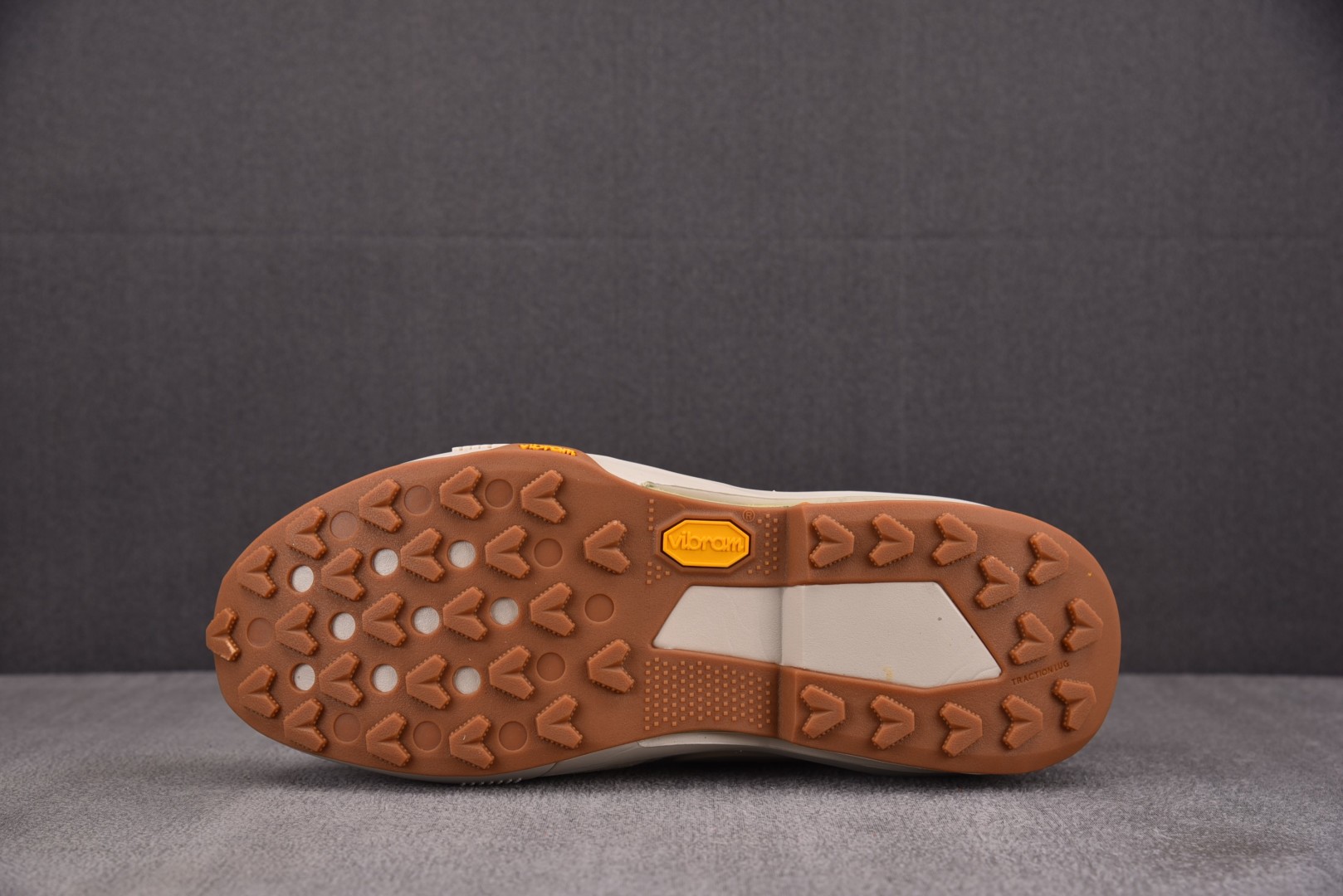 Sacai 尺码36-46

纯原版出品-Sacai x NK Zegamadome SP 米色 HQ8
