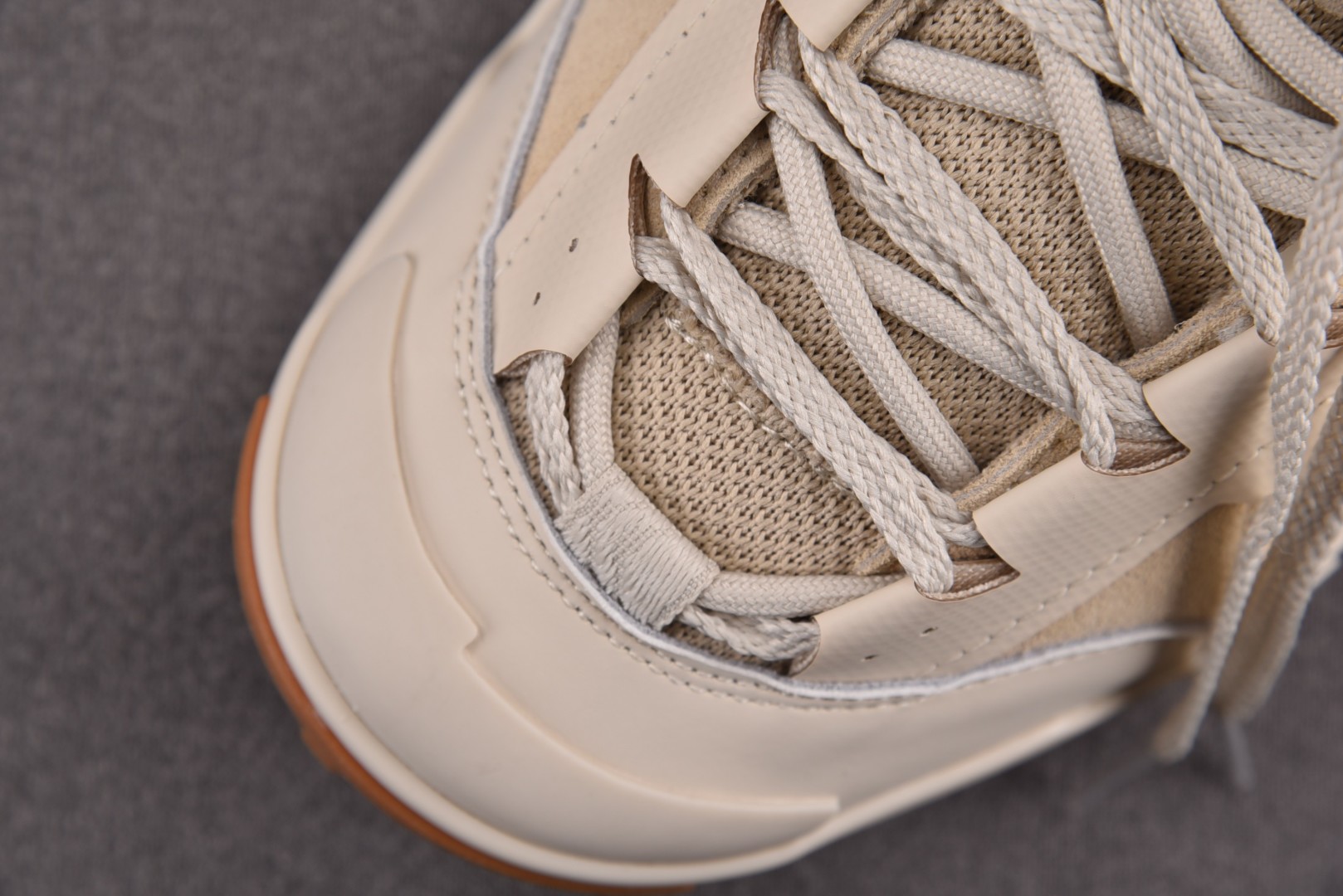 Sacai 尺码36-46

纯原版出品-Sacai x NK Zegamadome SP 米色 HQ8