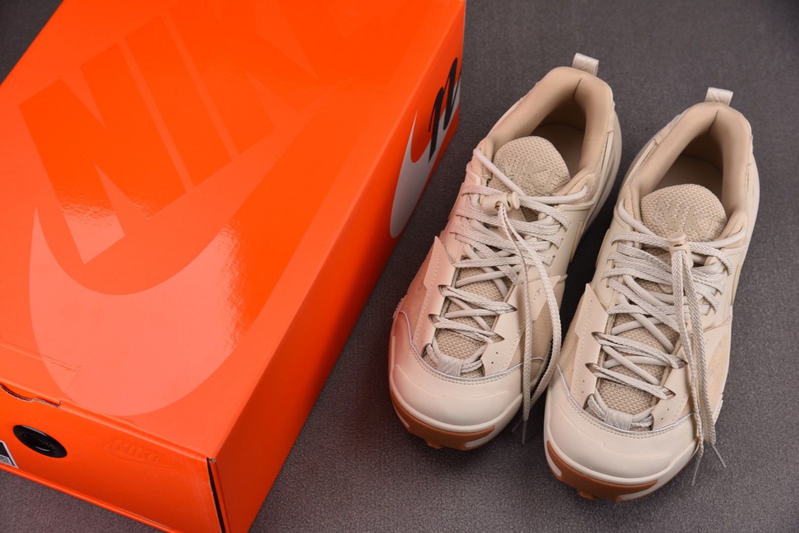Sacai 尺码36-46

纯原版出品-Sacai x NK Zegamadome SP 米色 HQ8