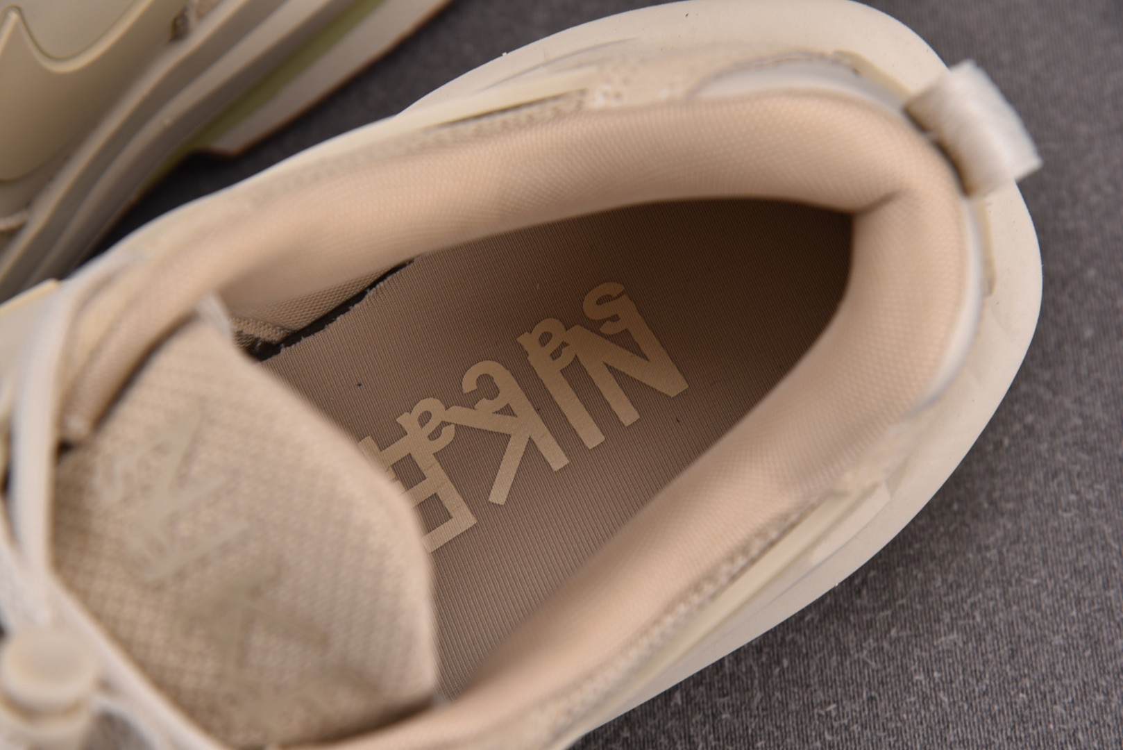Sacai 尺码36-46

纯原版出品-Sacai x NK Zegamadome SP 米色 HQ8