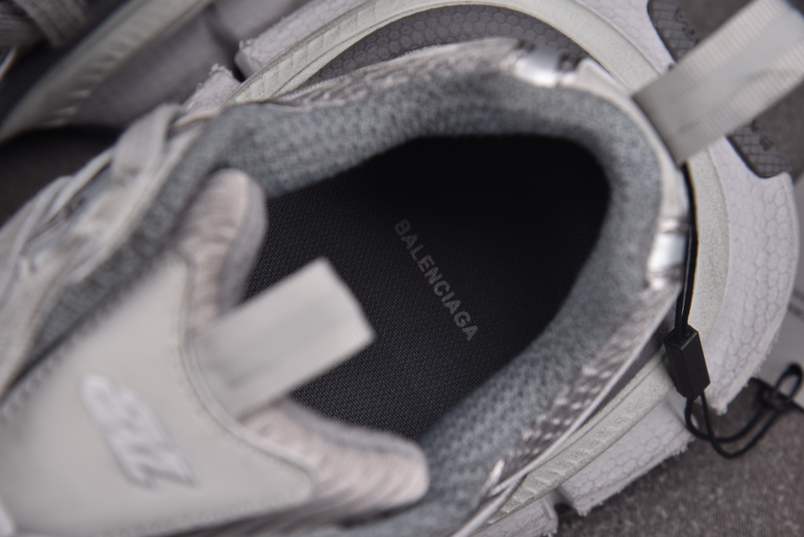 巴黎 尺码36-45

纯原版出品-Balenciaga 3XL Extreme Laces B 绑带金