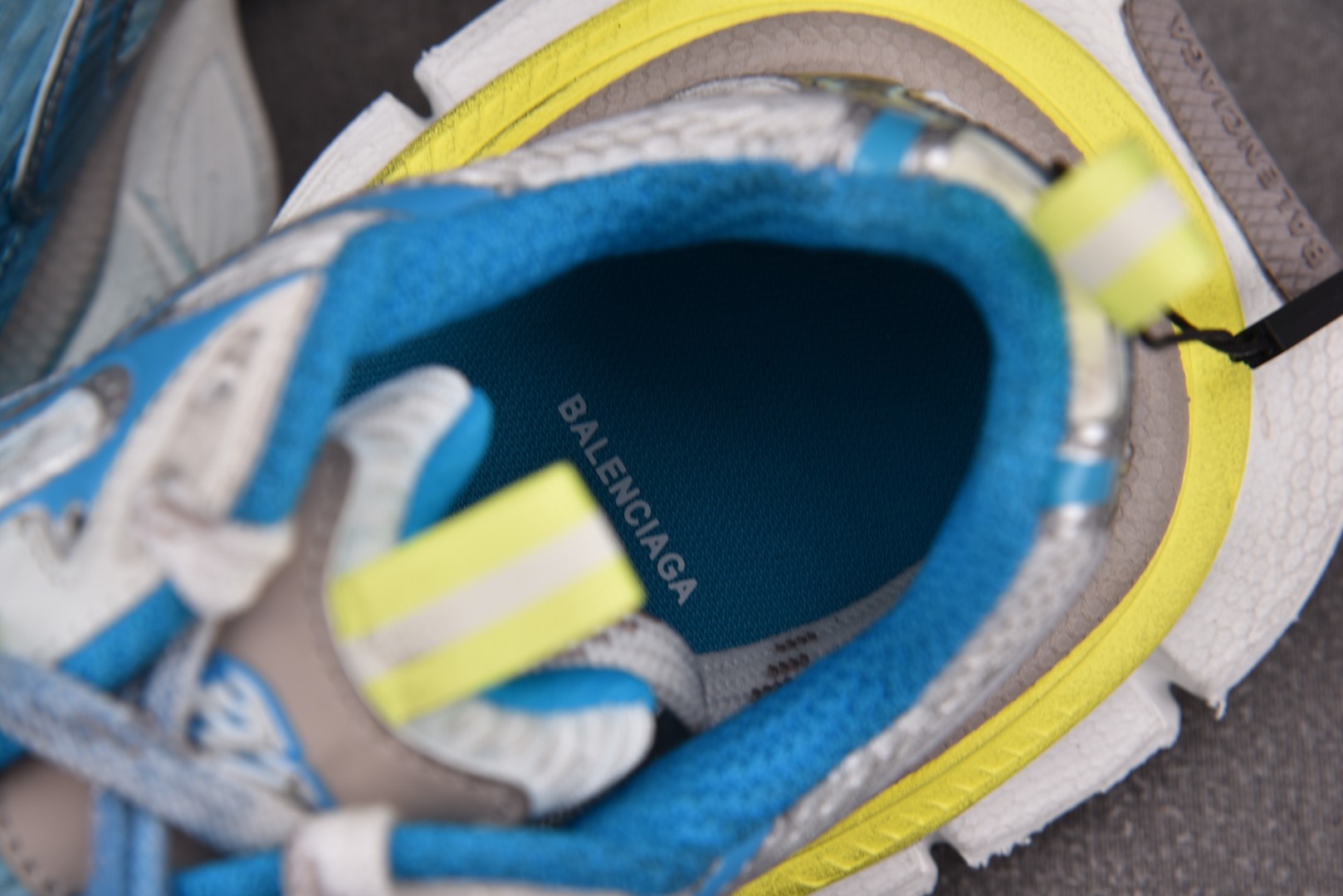 巴黎 尺码36-45

纯原版出品-Balenciaga 3XL Toe SPray 鞋头喷绘 蓝黄 Y