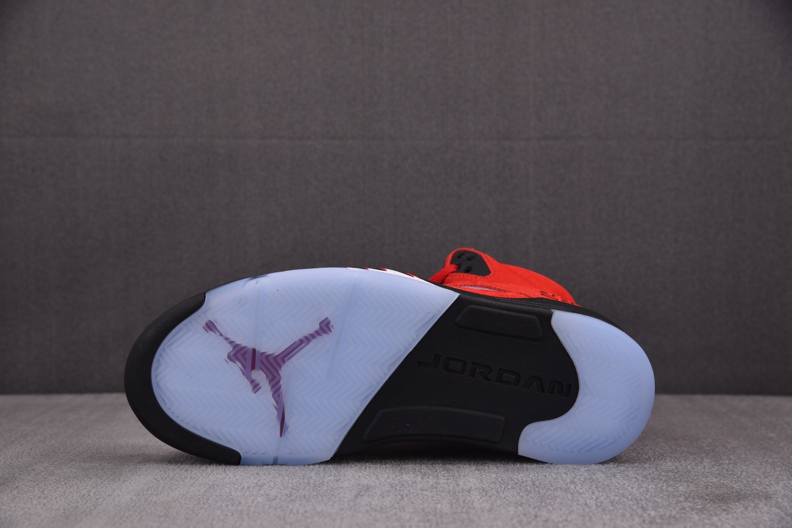 AJ5红 尺码40.5-47.5

纯原版出品-Air Jordan 5 Retro Raging Bu