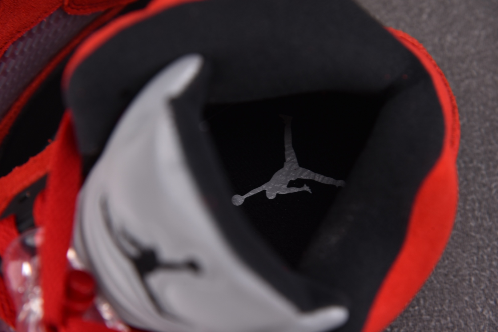 AJ5红 尺码40.5-47.5

纯原版出品-Air Jordan 5 Retro Raging Bu