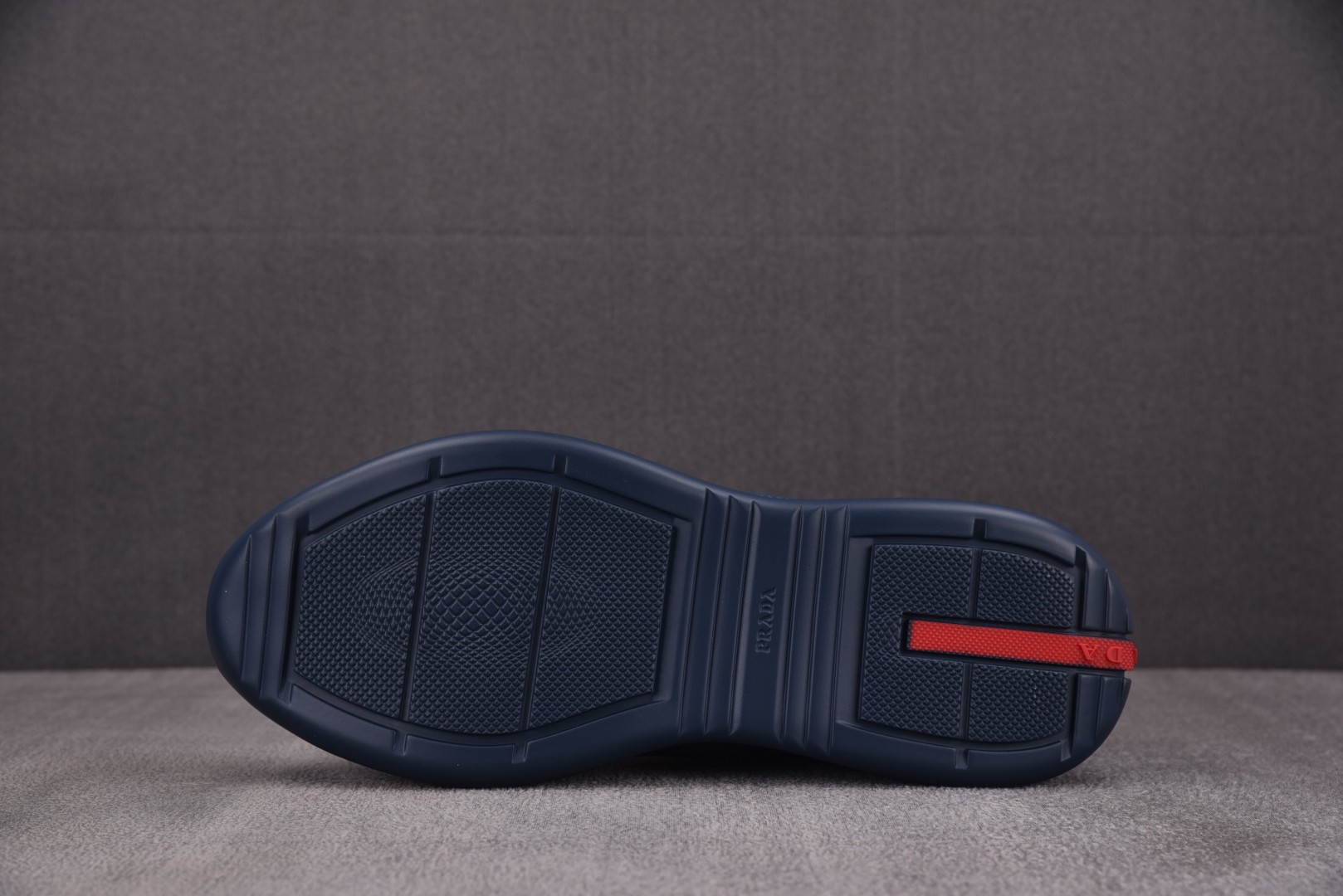 普拉达 尺码38-46

纯原版出品-Prada America's CuP 深蓝 YZ022-1
尺码