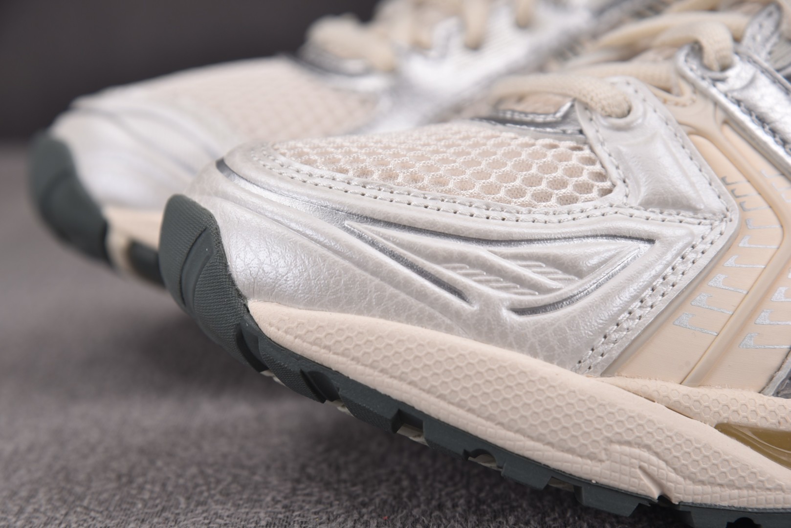 Asics 尺码36-47

纯原版出品-ASICS Gel-Kayano 14 Birch Dark 